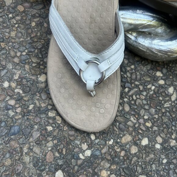 Vionic White Leather Tide Aloe Toe Post Ortho Heel Thong Sandals Size 7 - Picture 9 of 10
